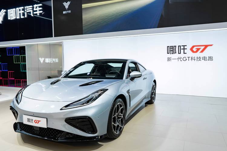 广州256哪吒汽车在智能汽车领域的表现，领途汽车在新能源汽车市场中的影响力